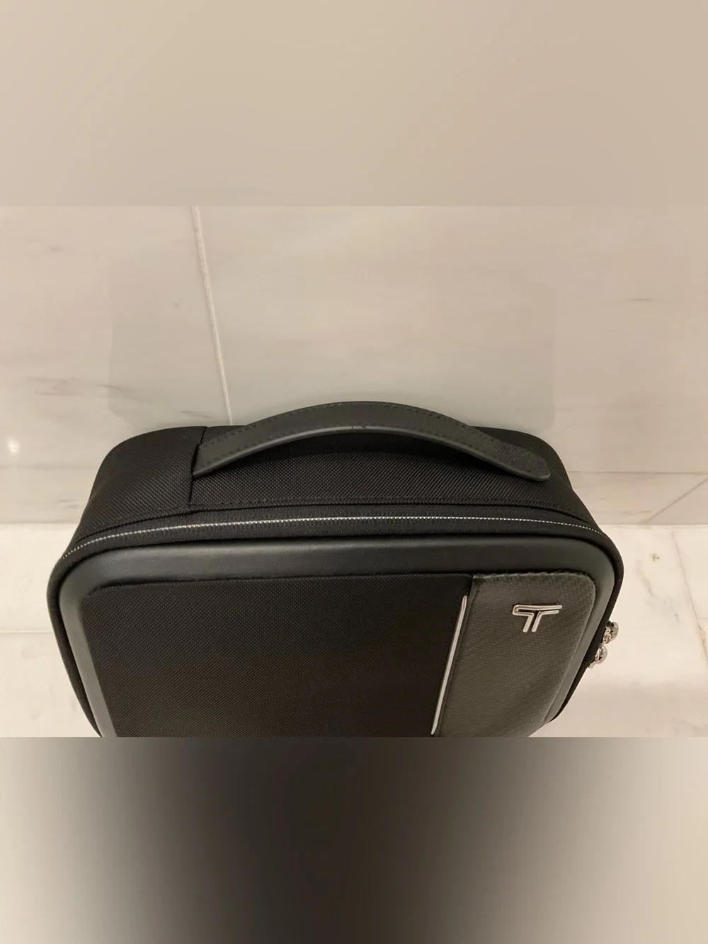 NEW Tumi ARRIVE RICHARDS 9.75” Travel Kit Toiletry Bag - BLACK & CARBON FIBER